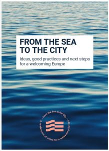 A screenshot of the cover page of the publication "From the Sea to the City - Ideas good practices and next steps for a welcoming Europe. This first joint publication of the civil society network From the Sea to the City, which was co-founded by the Berlin Governance Platform, collects recommendations and best practices on the topic of European refugee reception. The recommendations were developed as part of a digital discussion series in 2020 and are primarily aimed at EU representatives, mayors, representatives of local authorities and civil society.