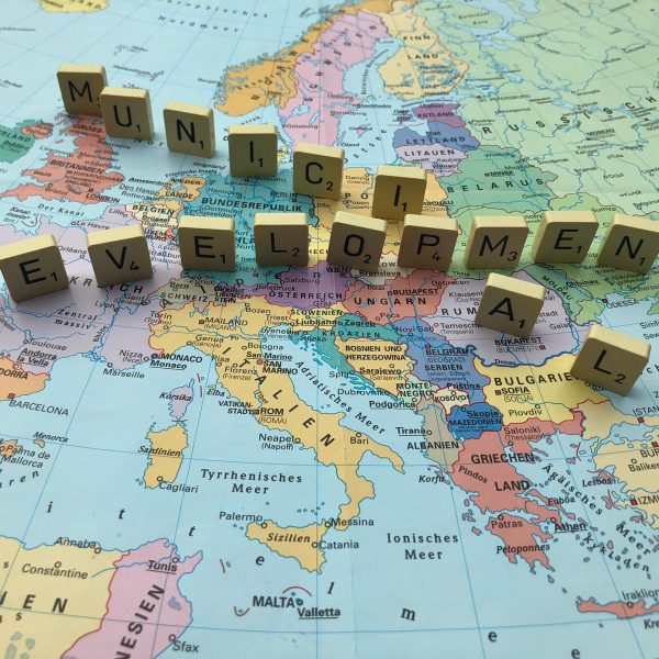 Auf einer Karte Europas sind Spielsteine aufgestellt, auf denen "Municipal Development" zu lesen ist. Das Projekt Kommunale Integrations-und Entwicklungsinitiative im Migrationsbereich der Berlin Governance Platform erarbeitete mehrere Konzepte und Projekte hierzu.