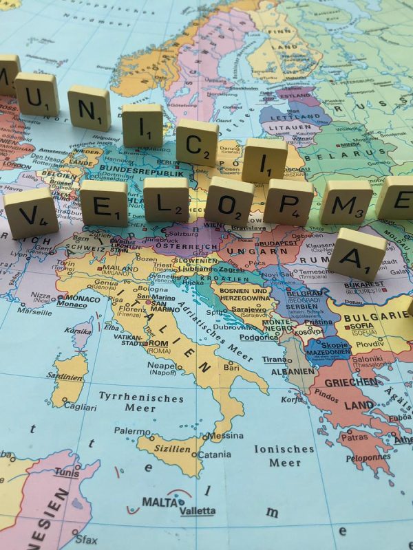 Auf einer Karte Europas sind Spielsteine aufgestellt, auf denen "Municipal Development" zu lesen ist. Das Projekt Kommunale Integrations-und Entwicklungsinitiative im Migrationsbereich der Berlin Governance Platform erarbeitete mehrere Konzepte und Projekte hierzu.
